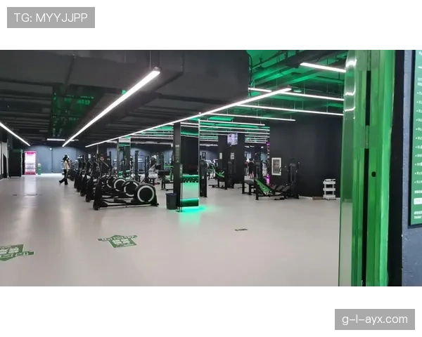 郑赛赛的日常：凌晨四点健身房打卡，咖啡当水喝，这谁跟得上啊